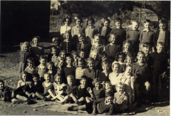School photo from Hamilton Hill School in 1940s