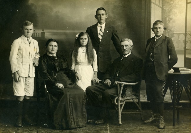 Niels Thorsager with family. 